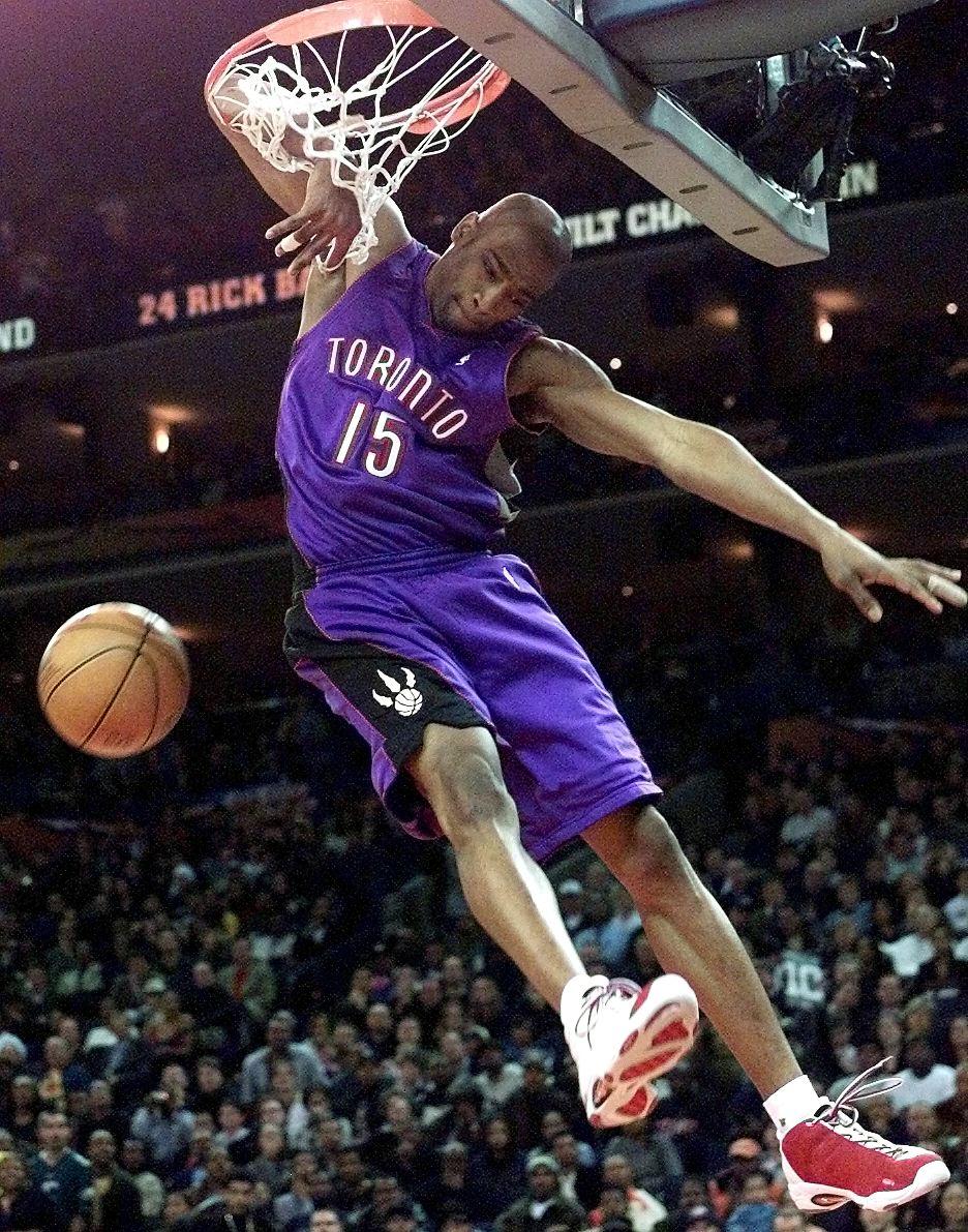 Toronto Raptors player Vince Carter gets his arm t