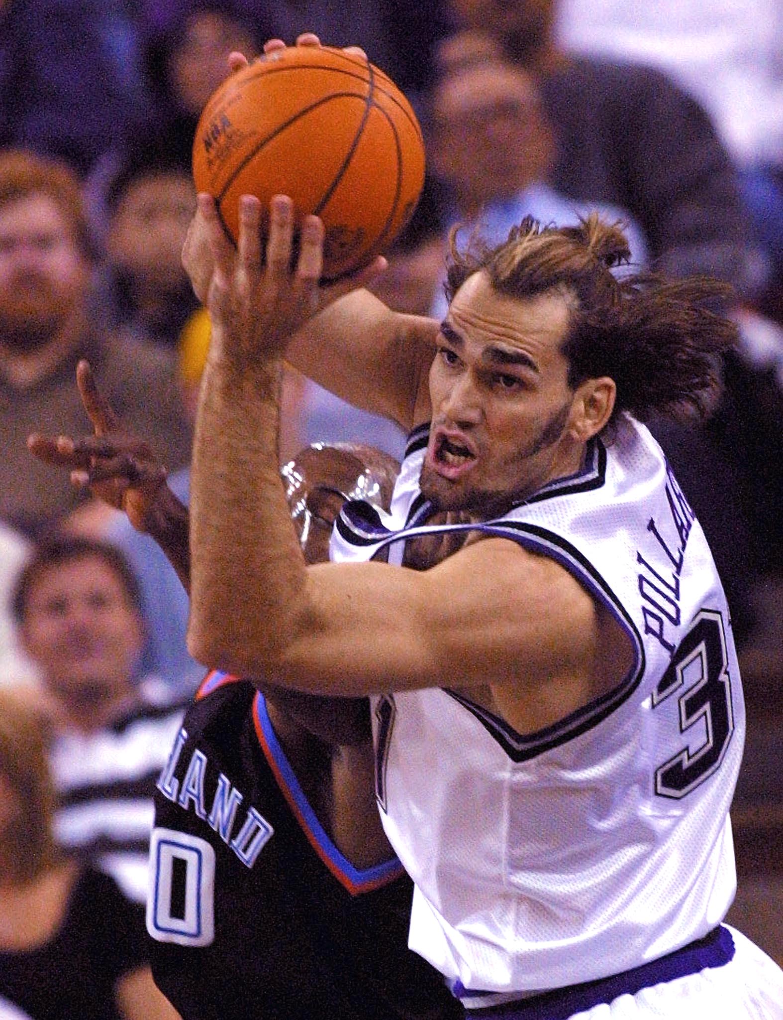 Sacramento Kings forward Scott Pollard (R) grabs a