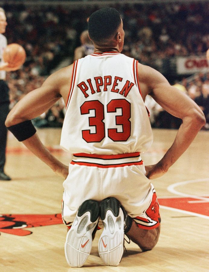 BKN-JAZZ-BULLS-PIPPEN KNEELS