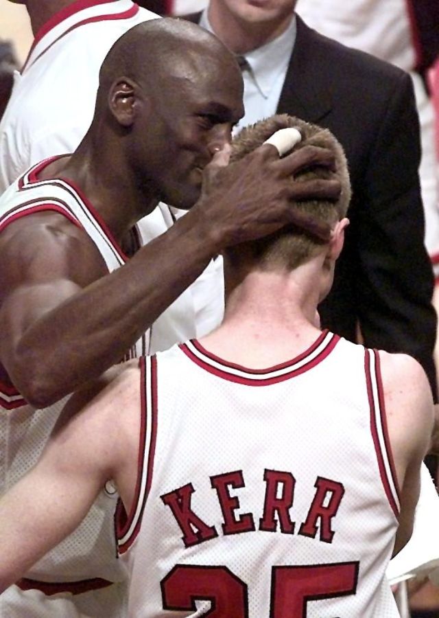 Chicago Bulls player Michael Jordan (L) congratula