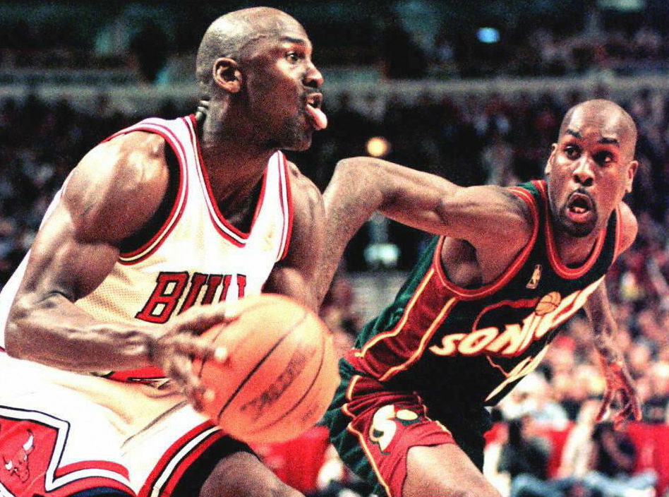 Michael Jordan of the Chicago Bulls (L) looks to m