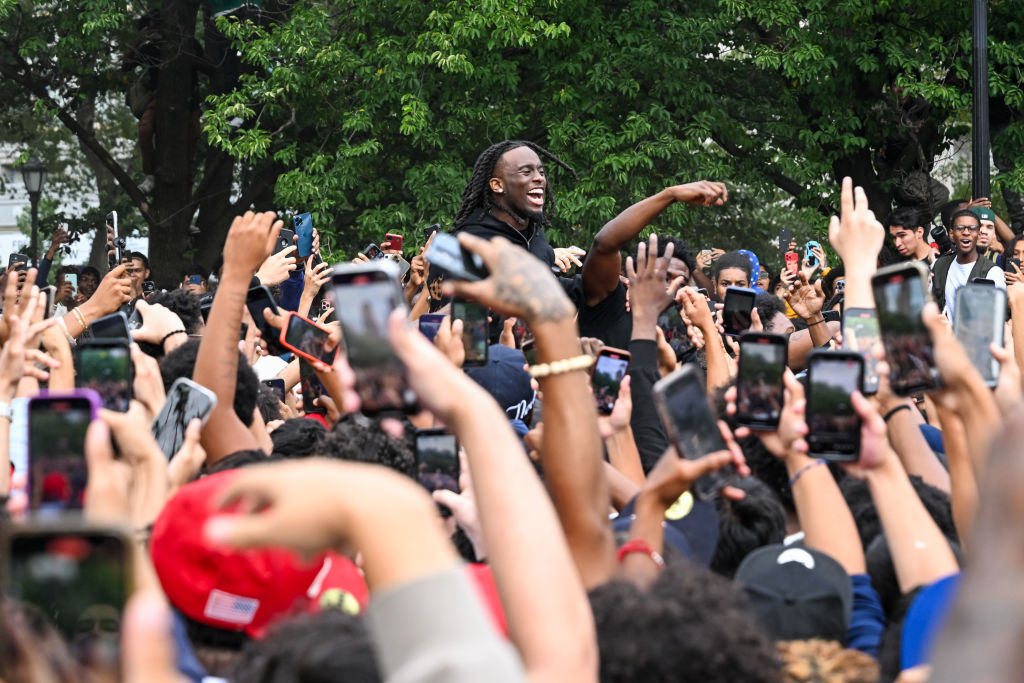 YouTuber Causes Riot In New York's Union Square With Video Game Unit Giveaway