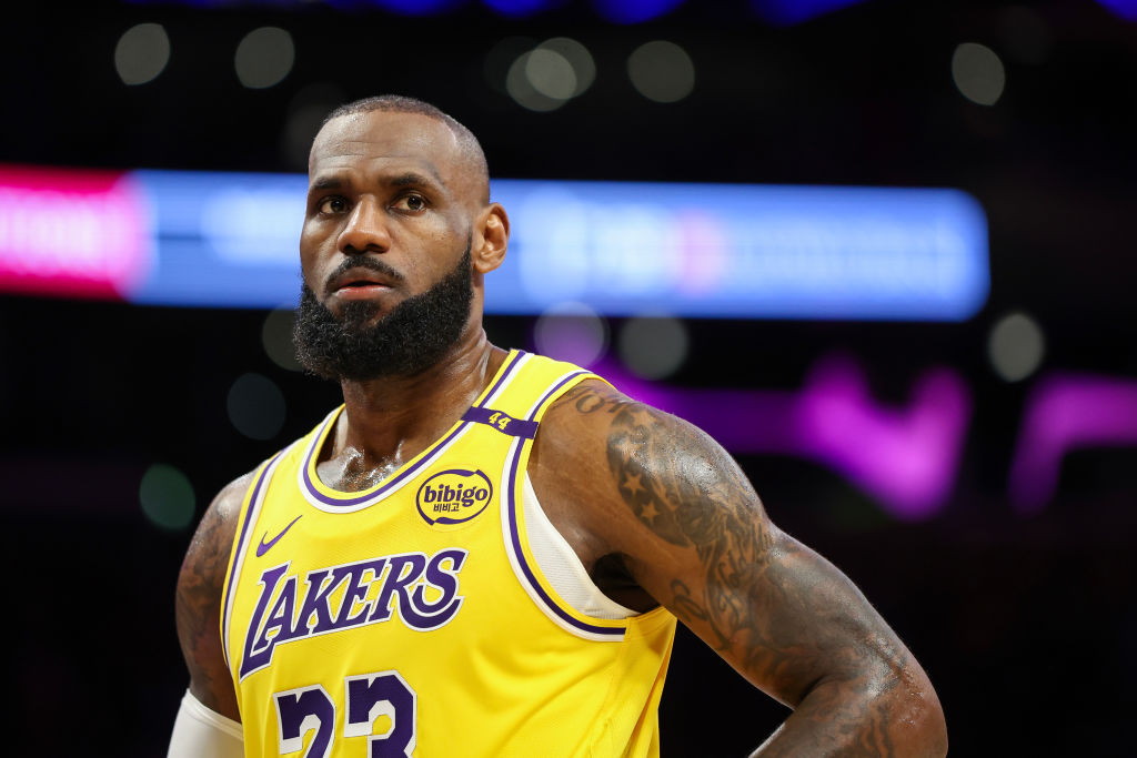 New York Knicks v Los Angeles Lakers