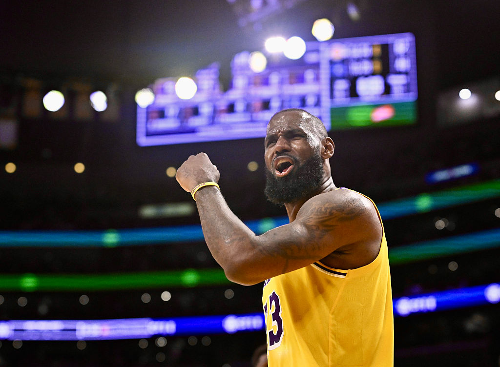 Los Angeles Lakers defeated the Minnesota Timberwolves 94-85 to win game 2 of a first round NBA playoff game.