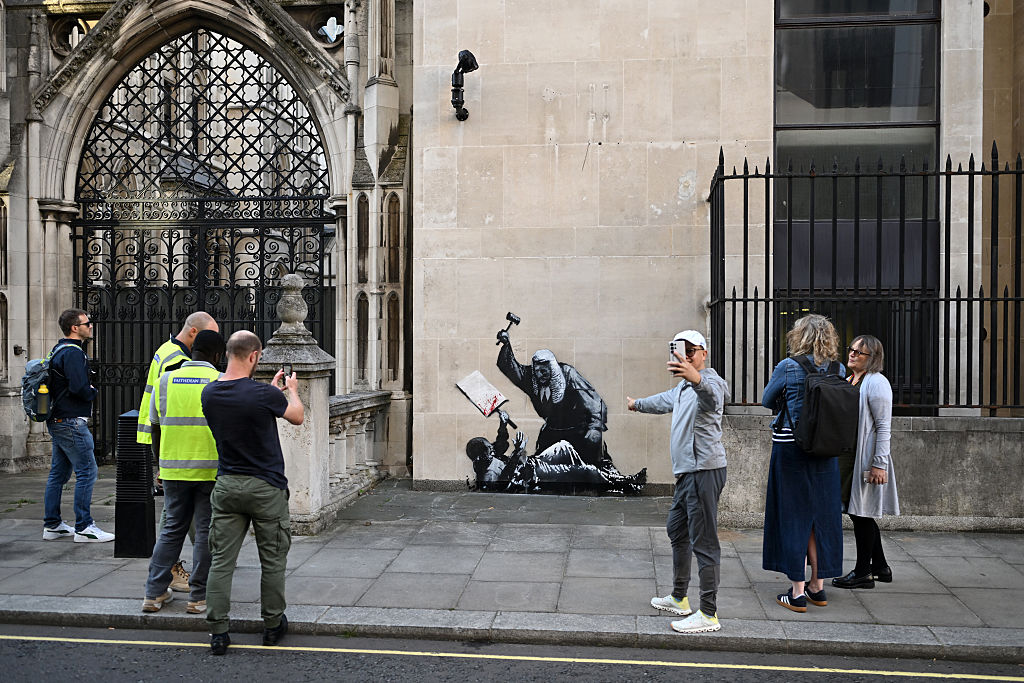 BRITAIN-ART-BANKSY,  Banksy, Royal Courts of Justice, London, mural, banksy street art