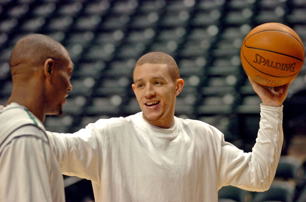 (042905 - INDIANAPOLIS, IN) The Celtics' Delonte West, right, chats with teamate Justin Reed during practice at Conseco Fieldhouse in Indianapolis Friday. (042905celticsdg - Staff Photo by David Goldman. Saved in Photo SAT/FTP)